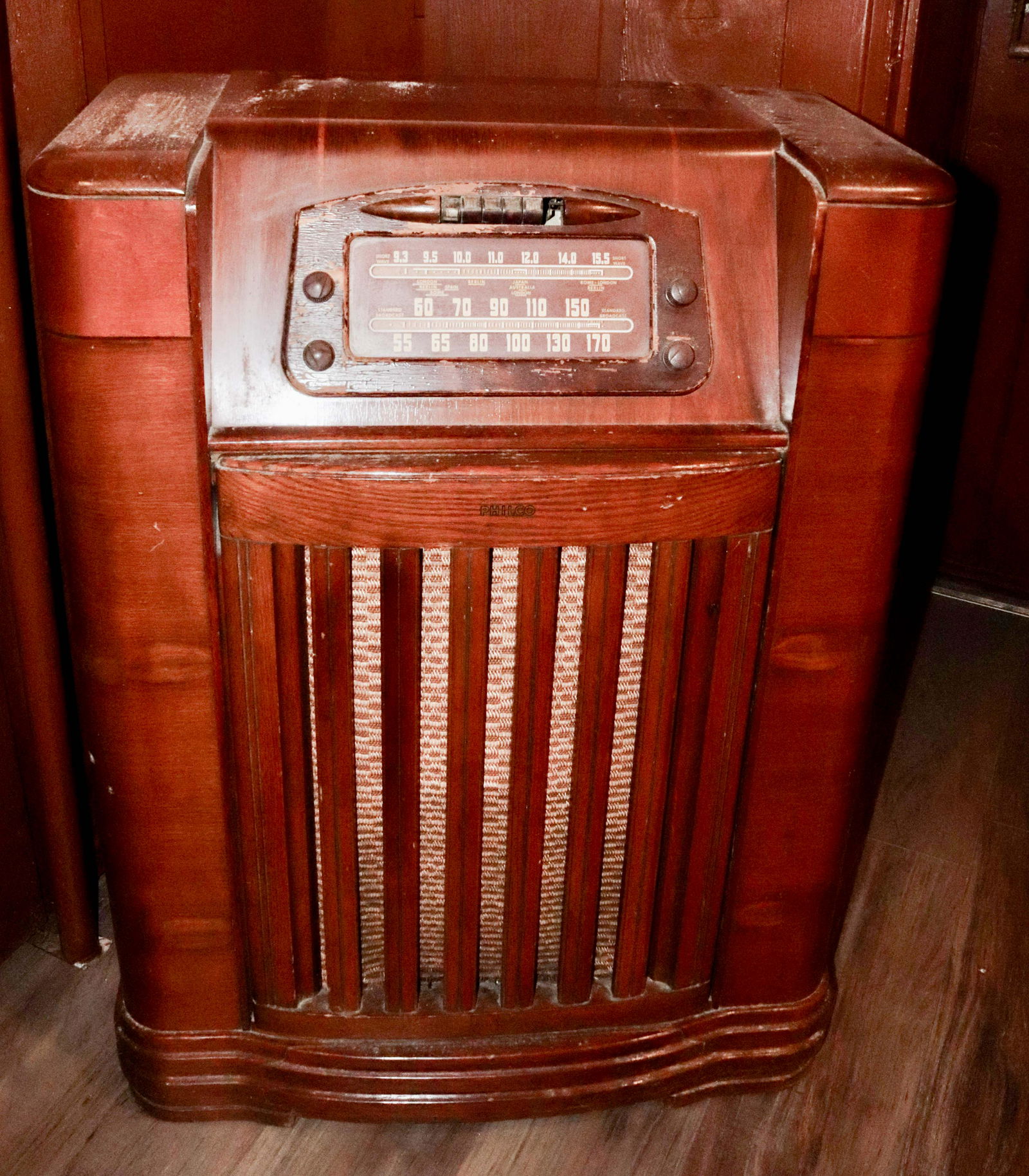 PHILCO FLOOR MODEL RADIO (1 of 1)
