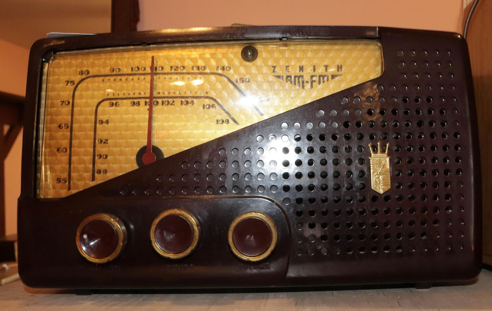 ZENITH SPLIT SCREEN TABLETOP RADIO (1 of 2)