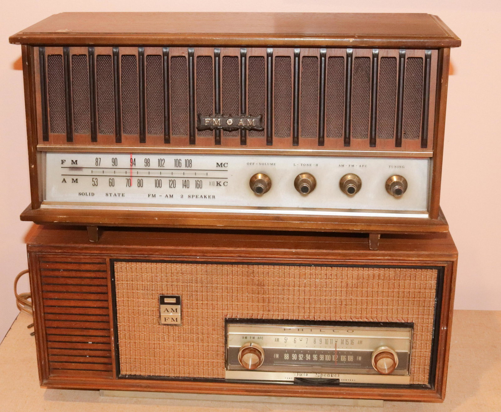 PAIR OF VINTAGE TABLETOP RADIOS (1 of 1)