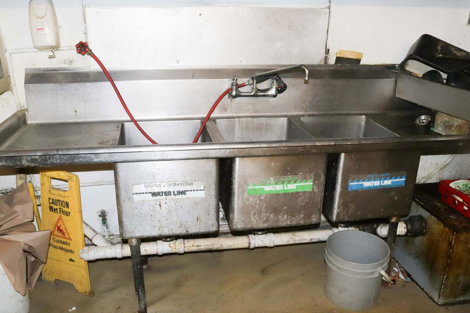 STAINLESS STEEL RESTAURANT SINK (1 of 1)