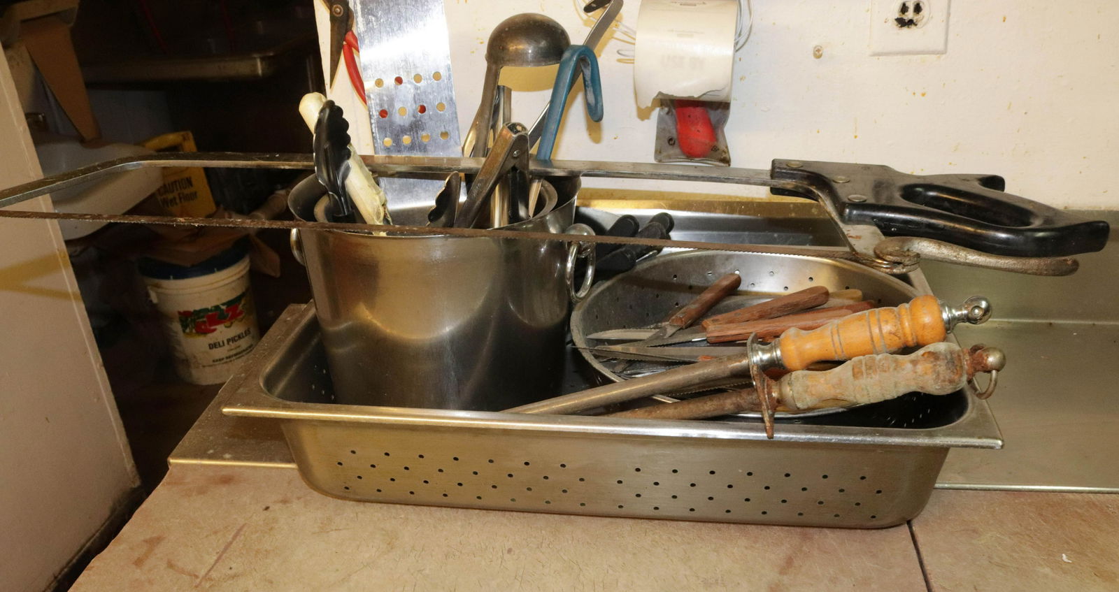 GROUP LOT OF RESTAURANT KITCHEN ITEMS (1 of 1)