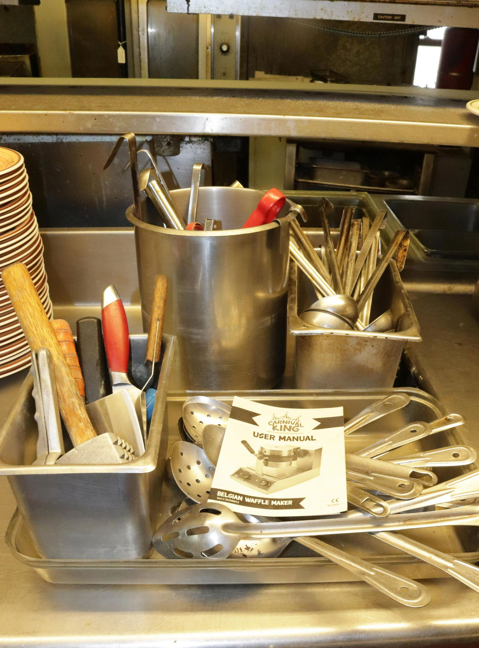 GROUP LOT OF STAINLESS STEEL KITCHEN ITEMS (1 of 1)