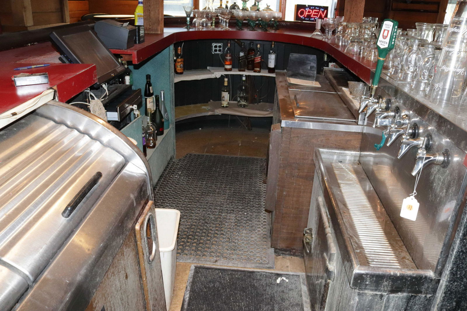 OVAL BAR WITH EQUIPMENT (1 of 3)