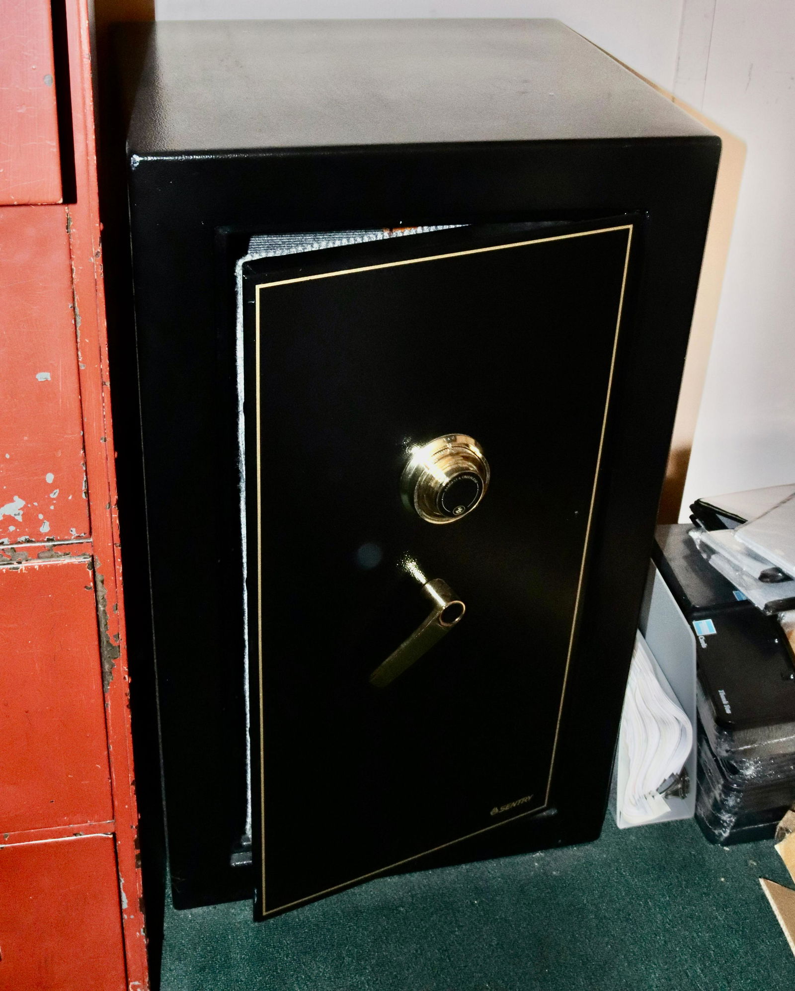 SENTRY FLOOR SAFE (1 of 3)