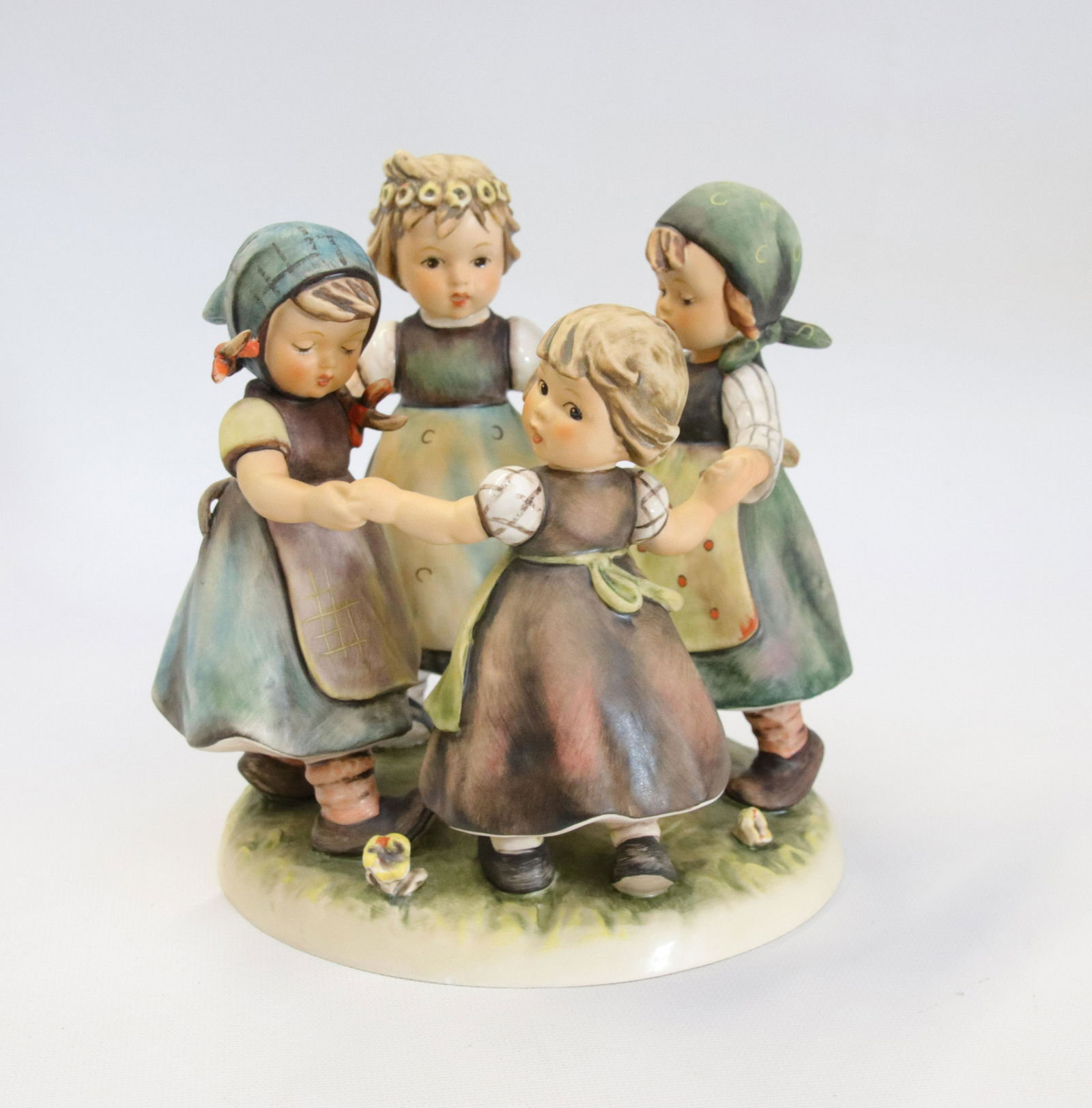 VINTAGE GOEBEL HUMMEL FIGURINE (1 of 3)