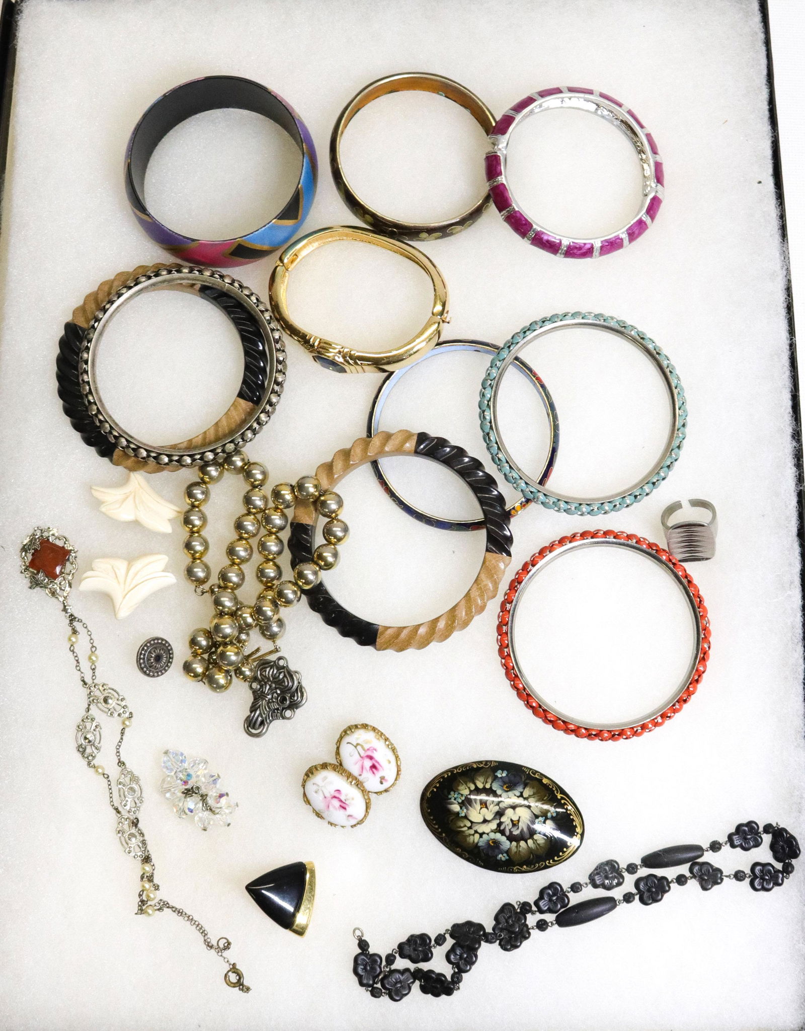 GROUP LOT OF VINTAGE JEWELRY (1 of 3)