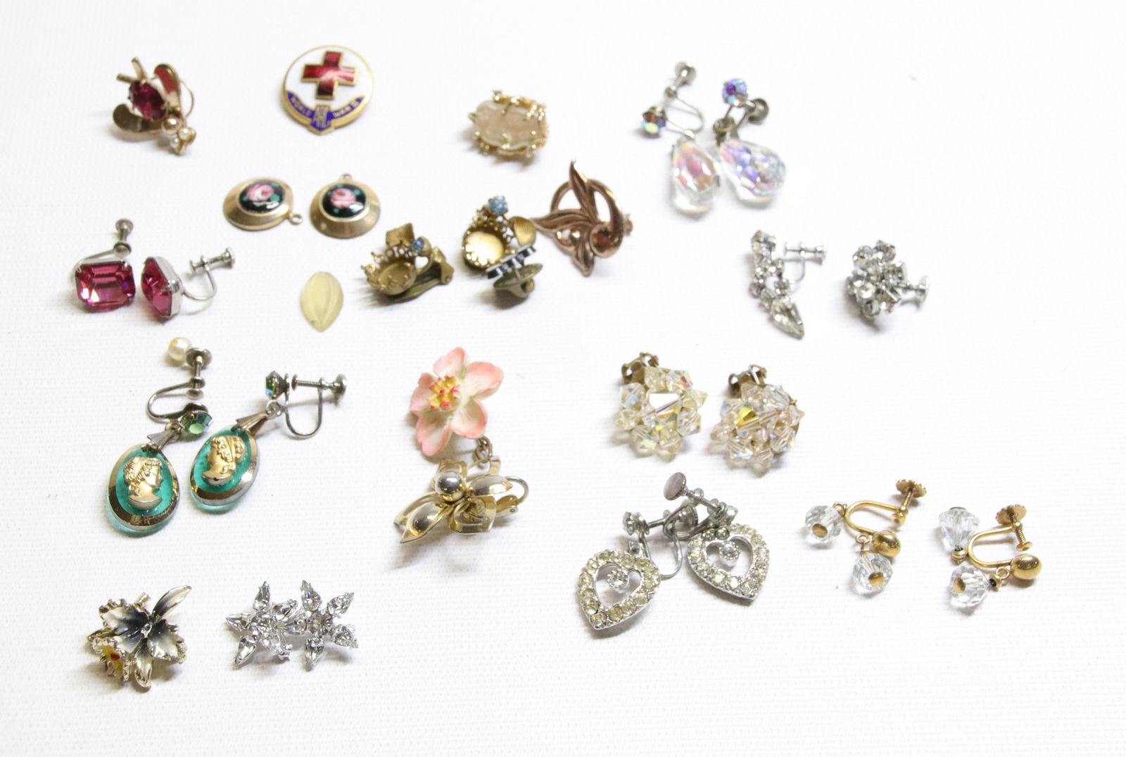 GROUP LOT OF COSTUME EARRINGS (1 of 5)