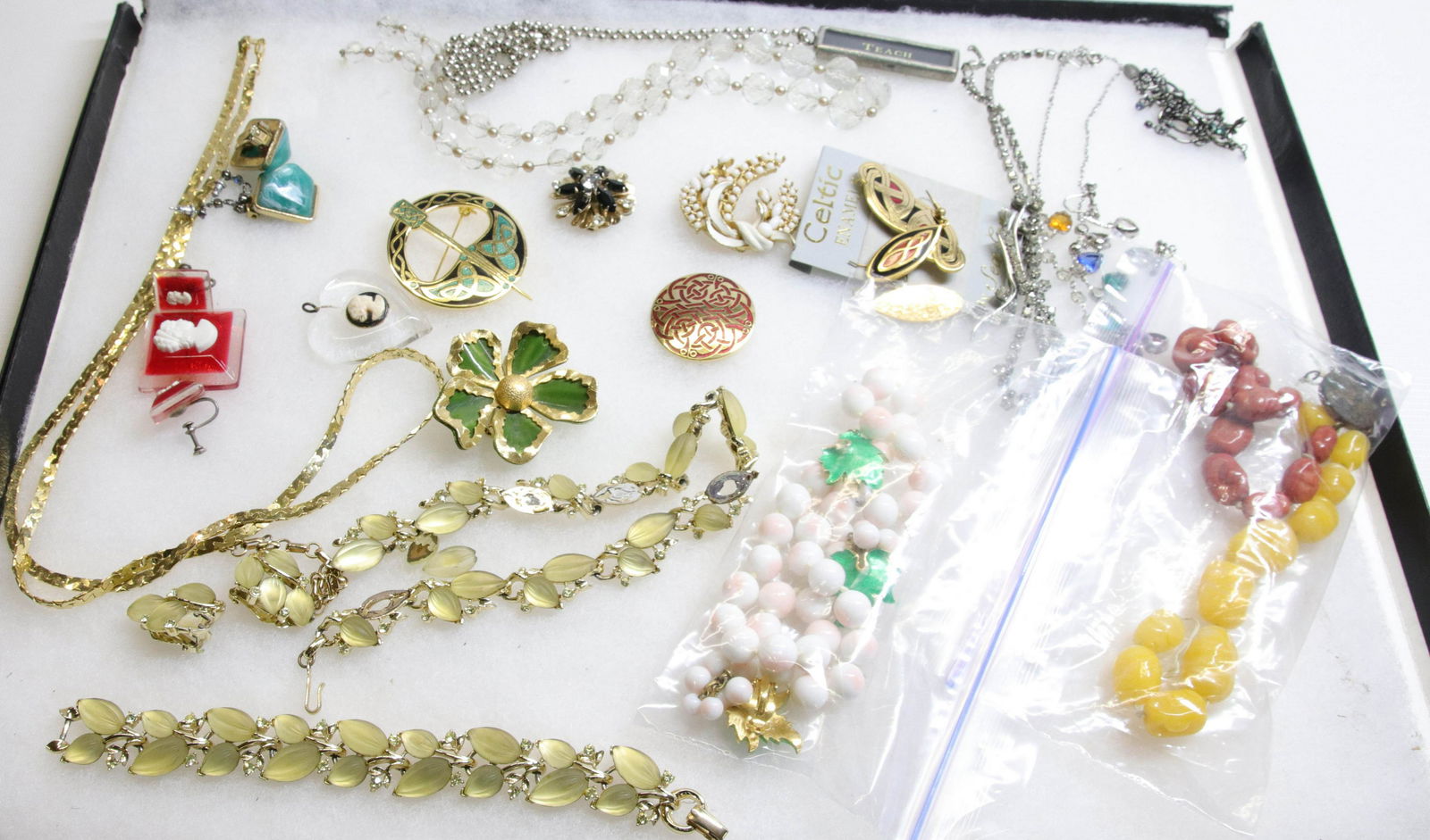 GROUP LOT OF COSTUME JEWELRY (1 of 2)