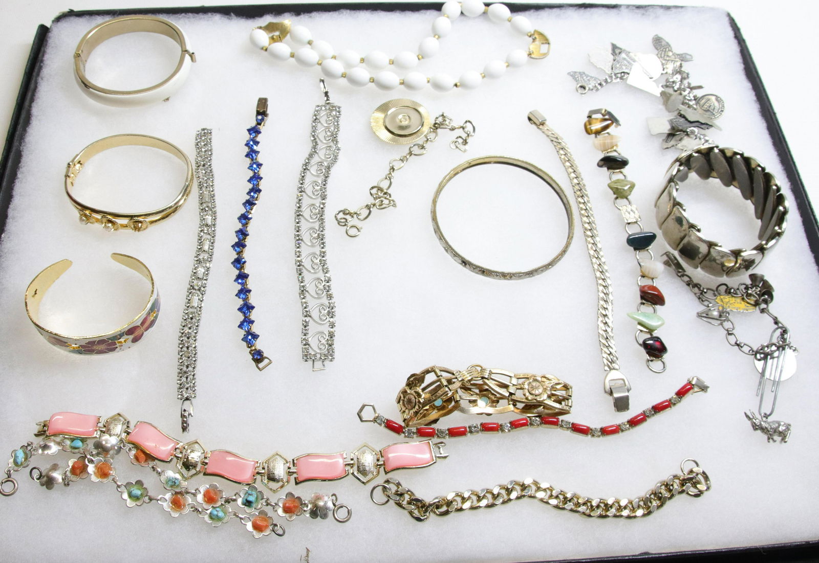 GROUP LOT OF VINTAGE JEWELRY (1 of 2)