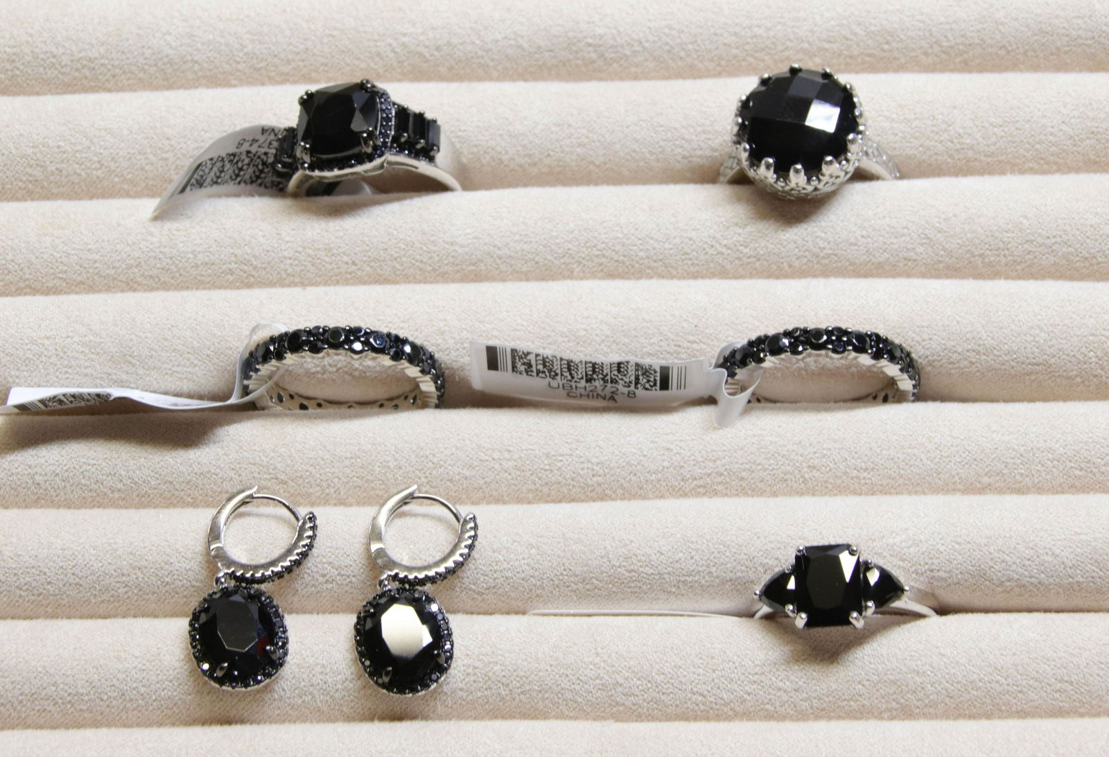 GROUP LOT OF CONTEMPORARY JEWELRY (1 of 3)