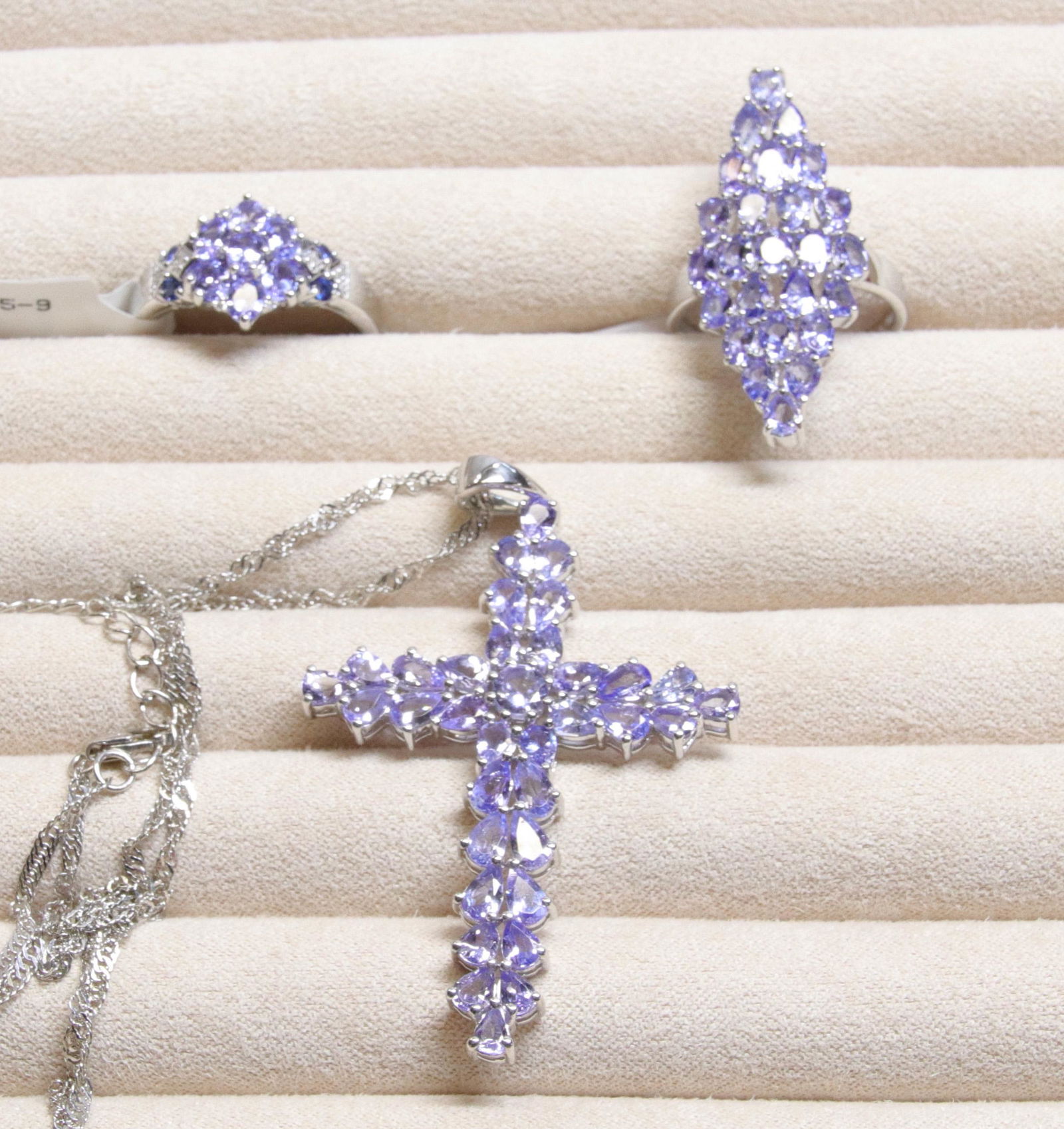 GROUP LOT OF CONTEMPORARY JEWELRY (1 of 3)