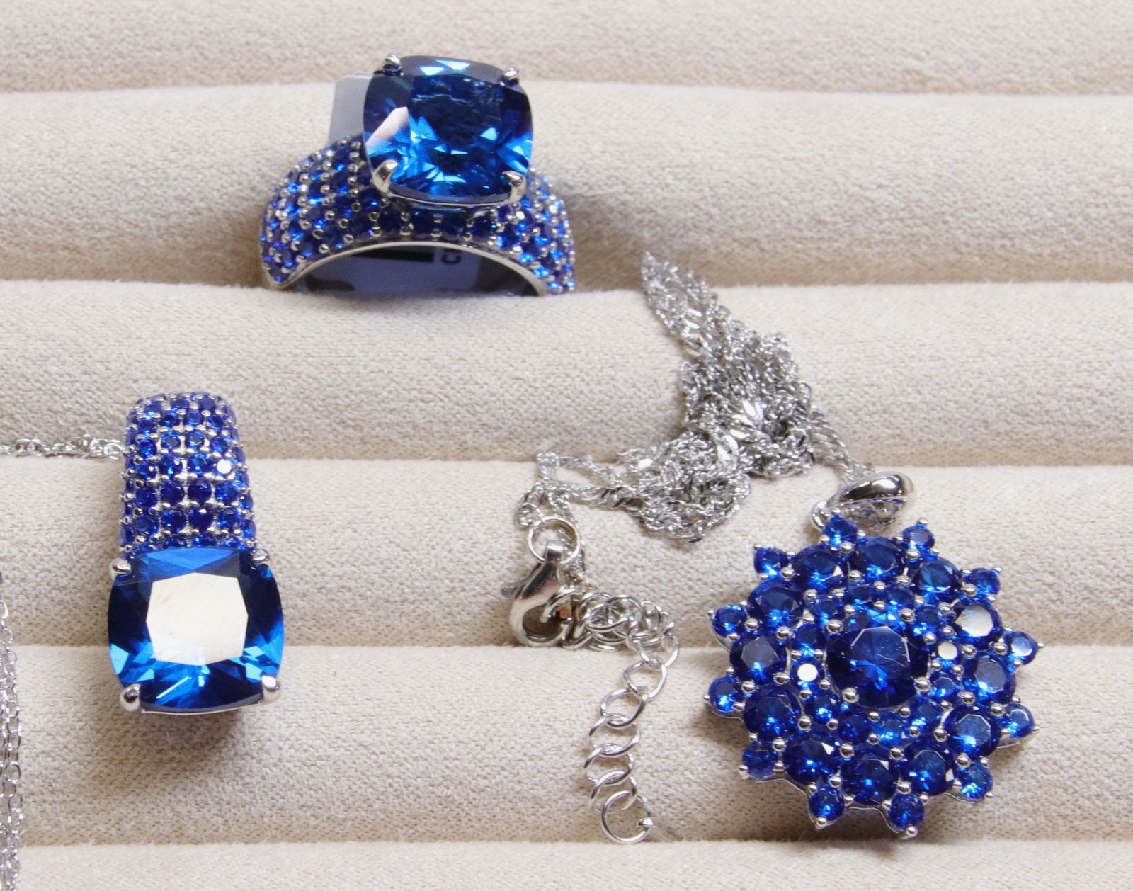 GROUP LOT OF CONTEMPORARY JEWELRY (1 of 3)