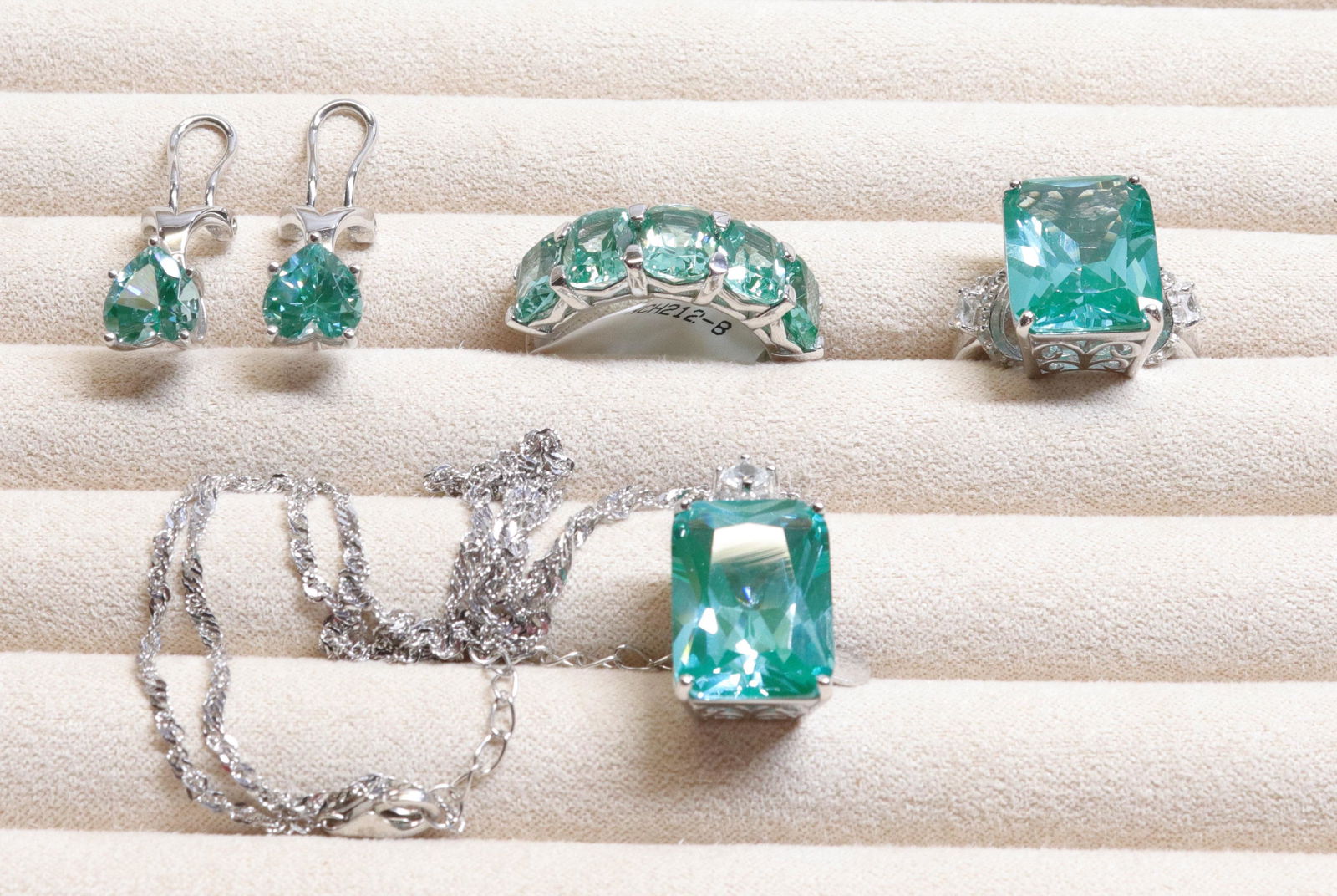 GROUP LOT OF CONTEMPORARY JEWELRY (1 of 3)