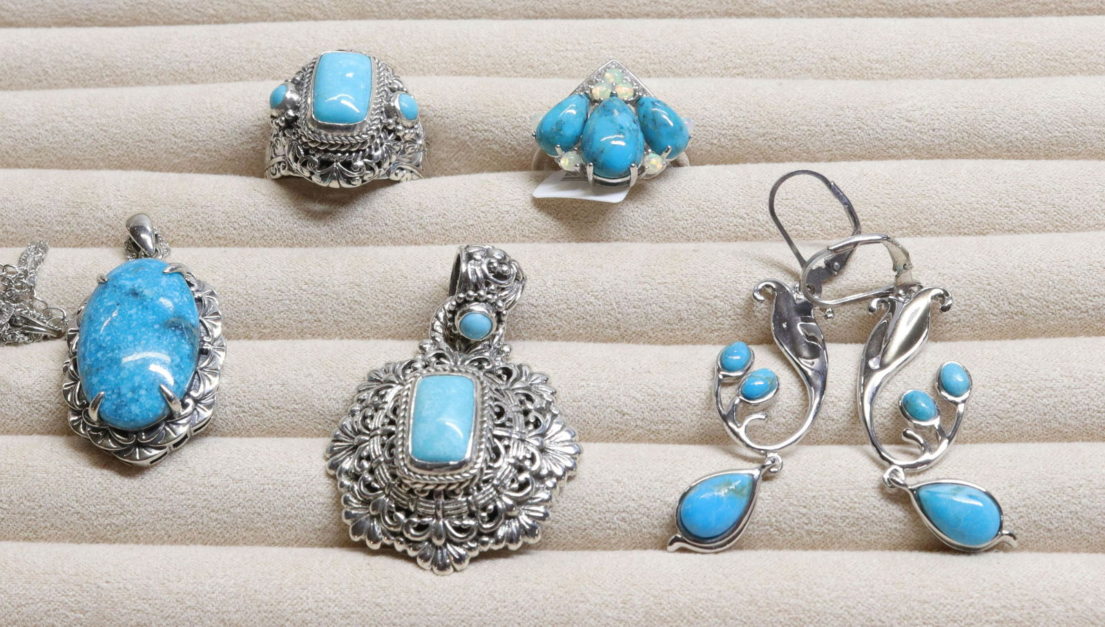 GROUP LOT OF CONTEMPORARY JEWELRY (1 of 3)