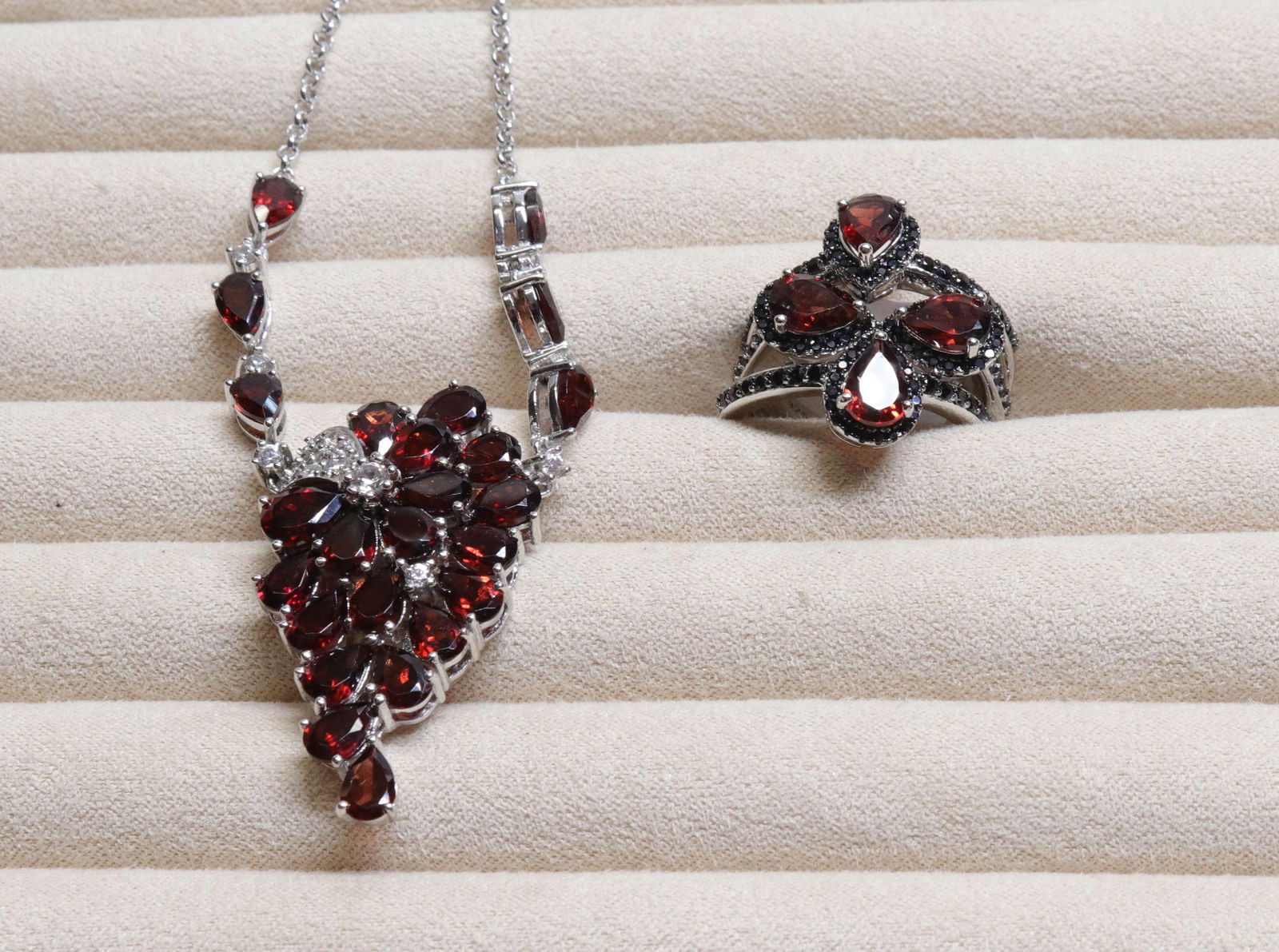 GROUP LOT OF CONTEMPORARY JEWELRY (1 of 3)