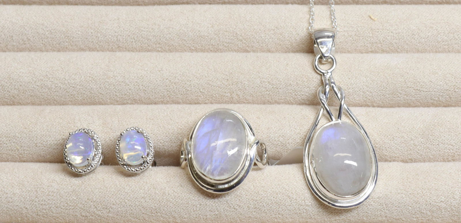 GROUP LOT OF CONTEMPORARY JEWELRY (1 of 3)