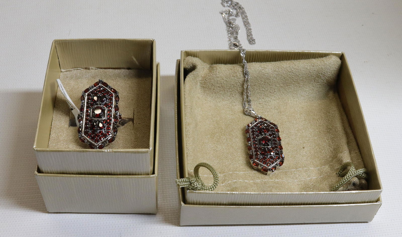 GROUP LOT OF CONTEMPORARY JEWELRY (1 of 3)