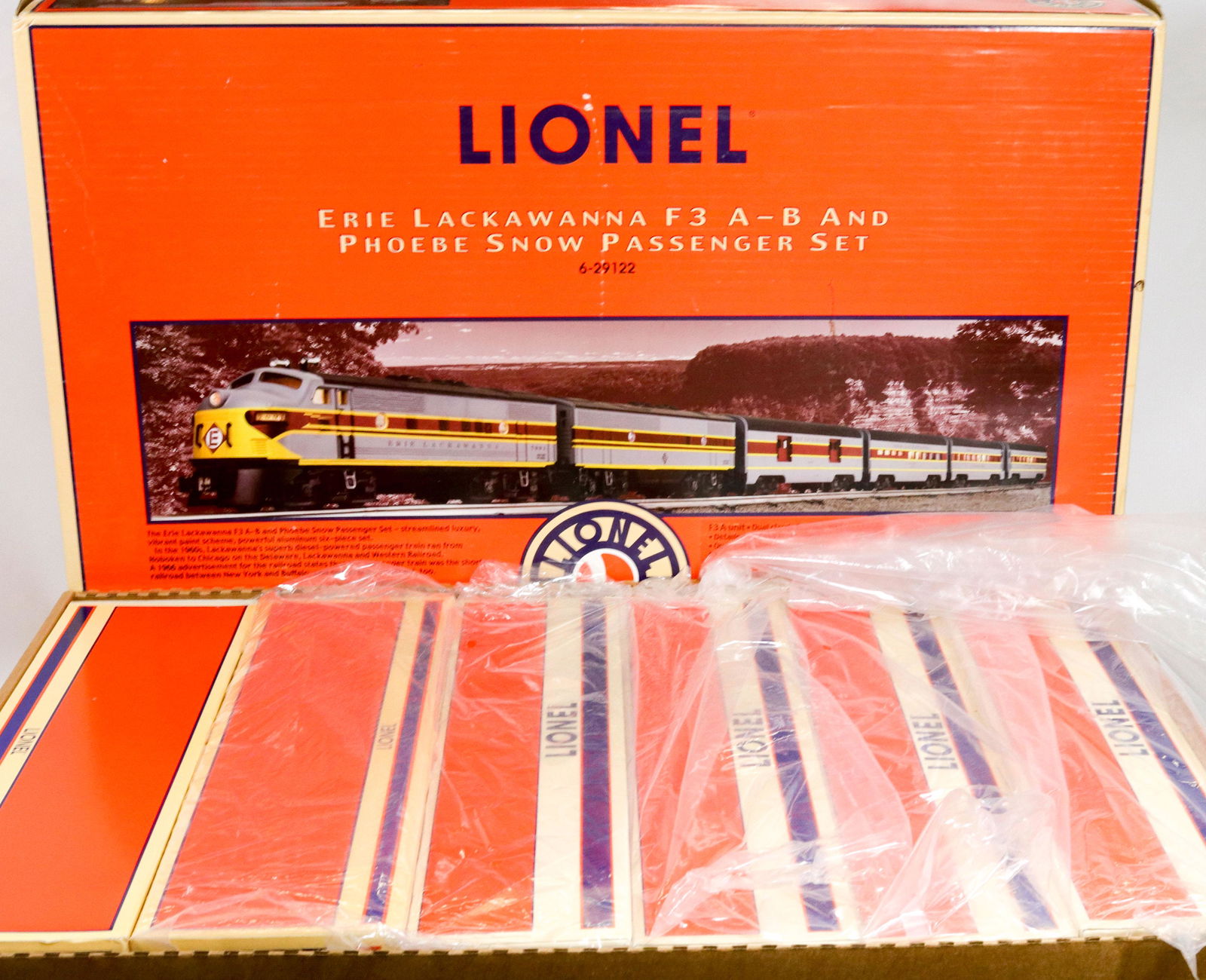 LIONEL TRAIN SET IN BOX (1 of 3)