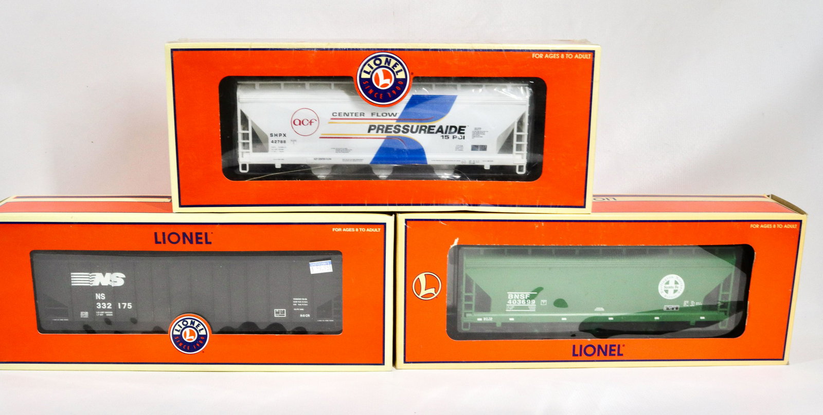 LIONEL TRAIN CAR LOT (1 of 3)