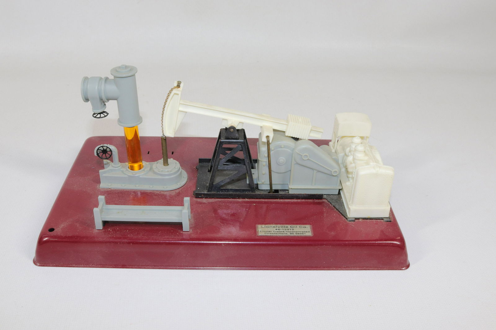 LIONEL OIL DERRICK (1 of 2)