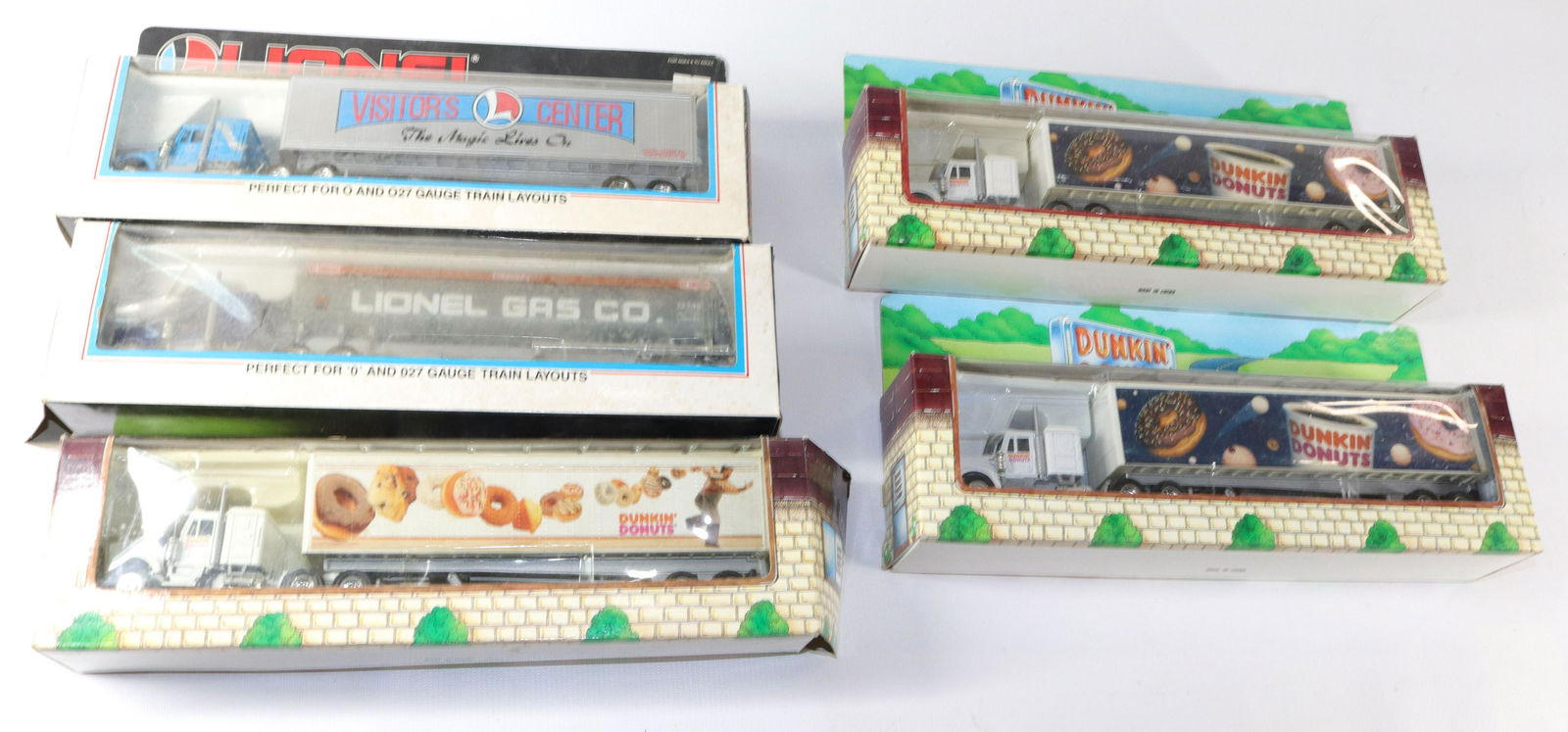 LIONEL TRACTOR TRAILER LOT (1 of 2)