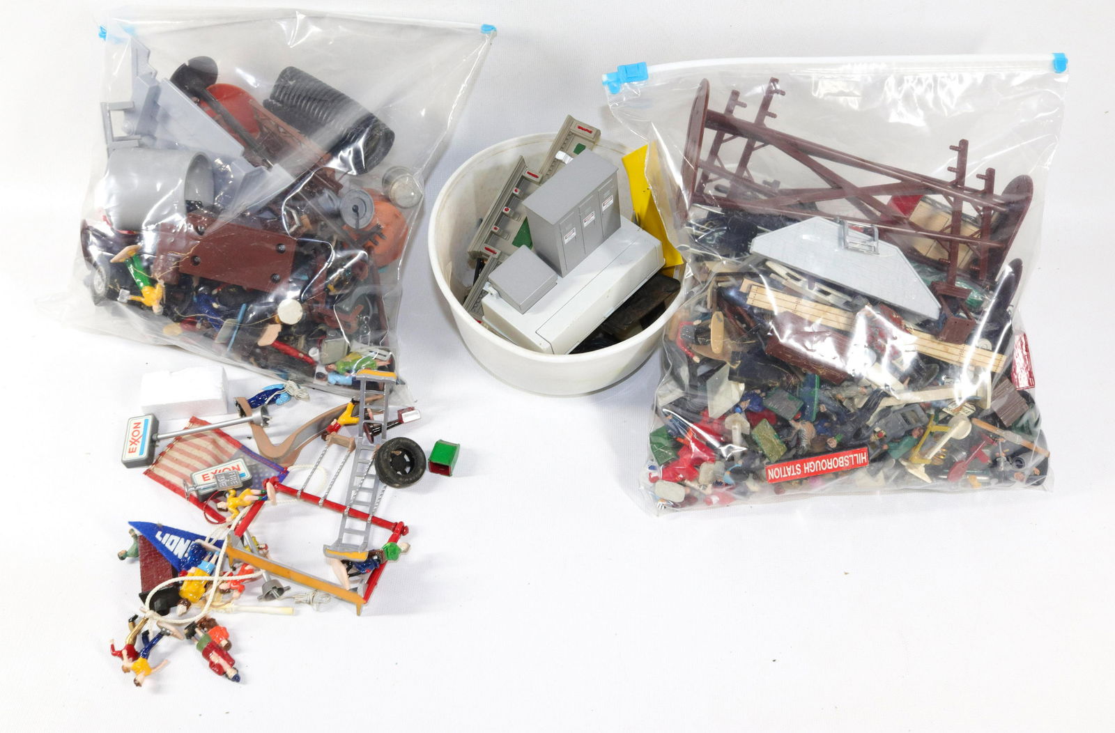 BOX LOT OF TRAIN ACCESSORIES (1 of 1)