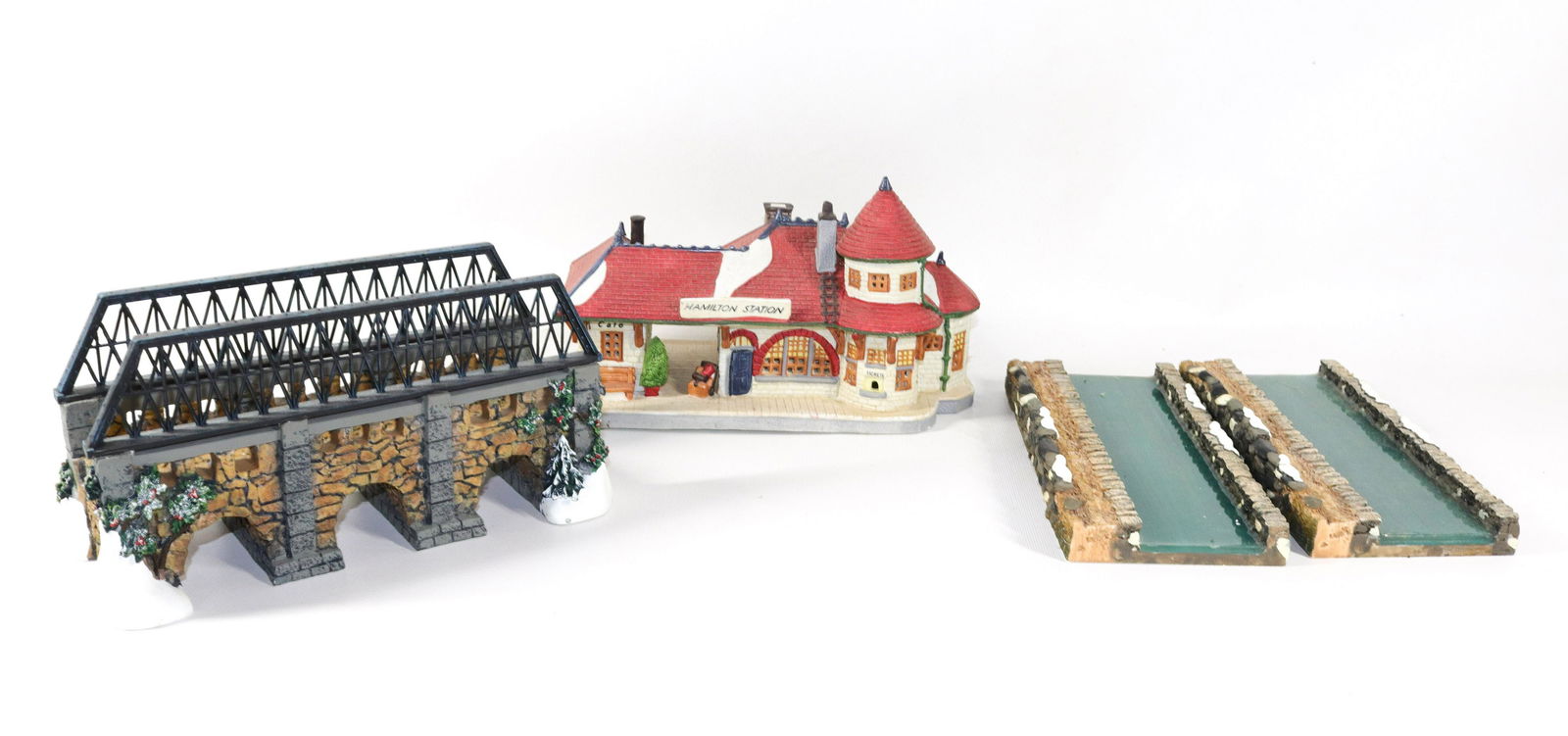 TRAIN BUILDING BOX LOT (1 of 2)