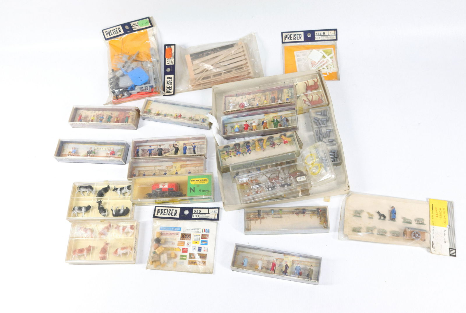 BOX LOT OF H-O SCALE ACCESSORIES (1 of 1)