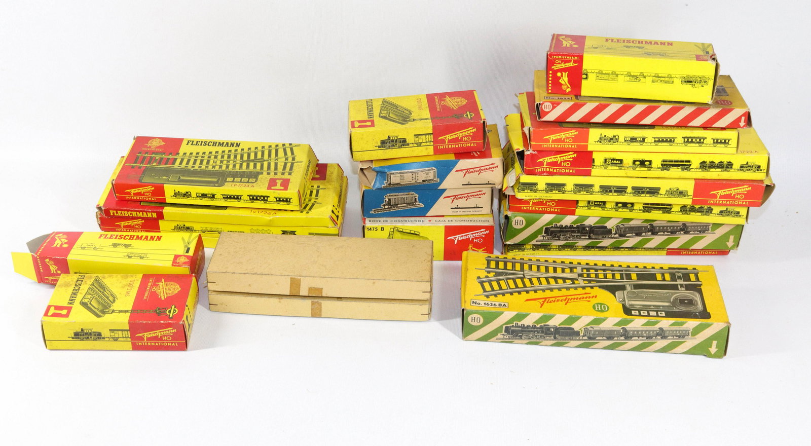 LOT OF TRAIN ACCESSORIES (1 of 1)