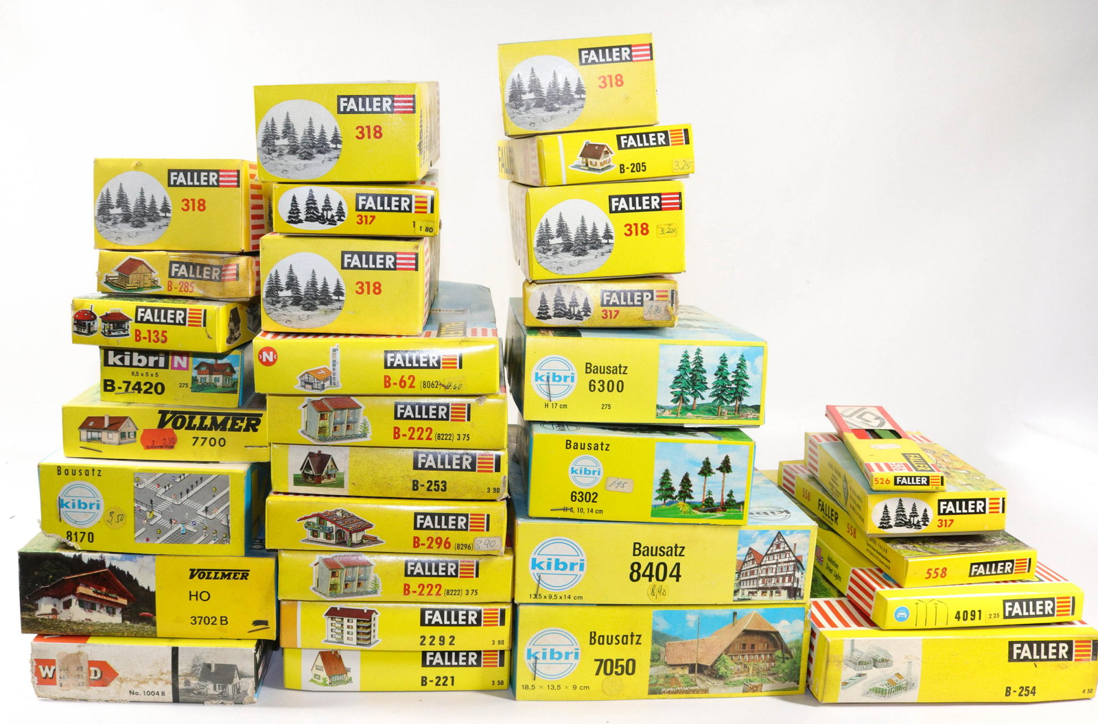 LARGE LOT OF MODEL KITS (1 of 5)