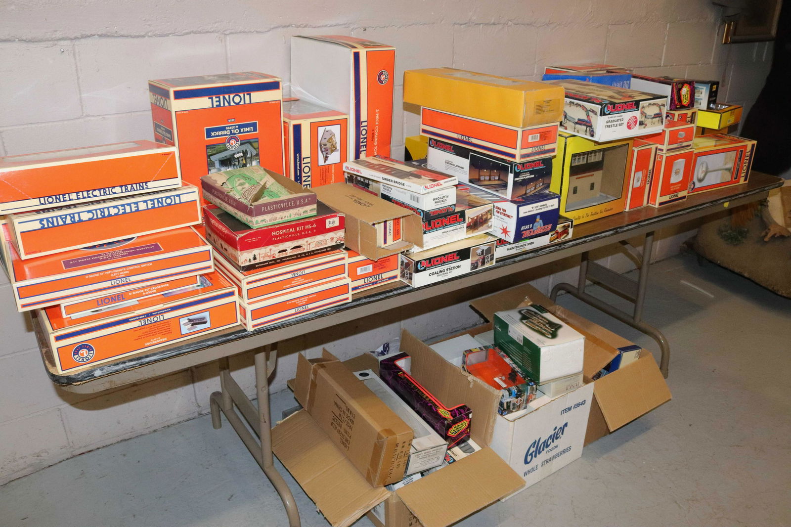 LARGE LOT OF EMPTY TRAIN BOXES (1 of 3)