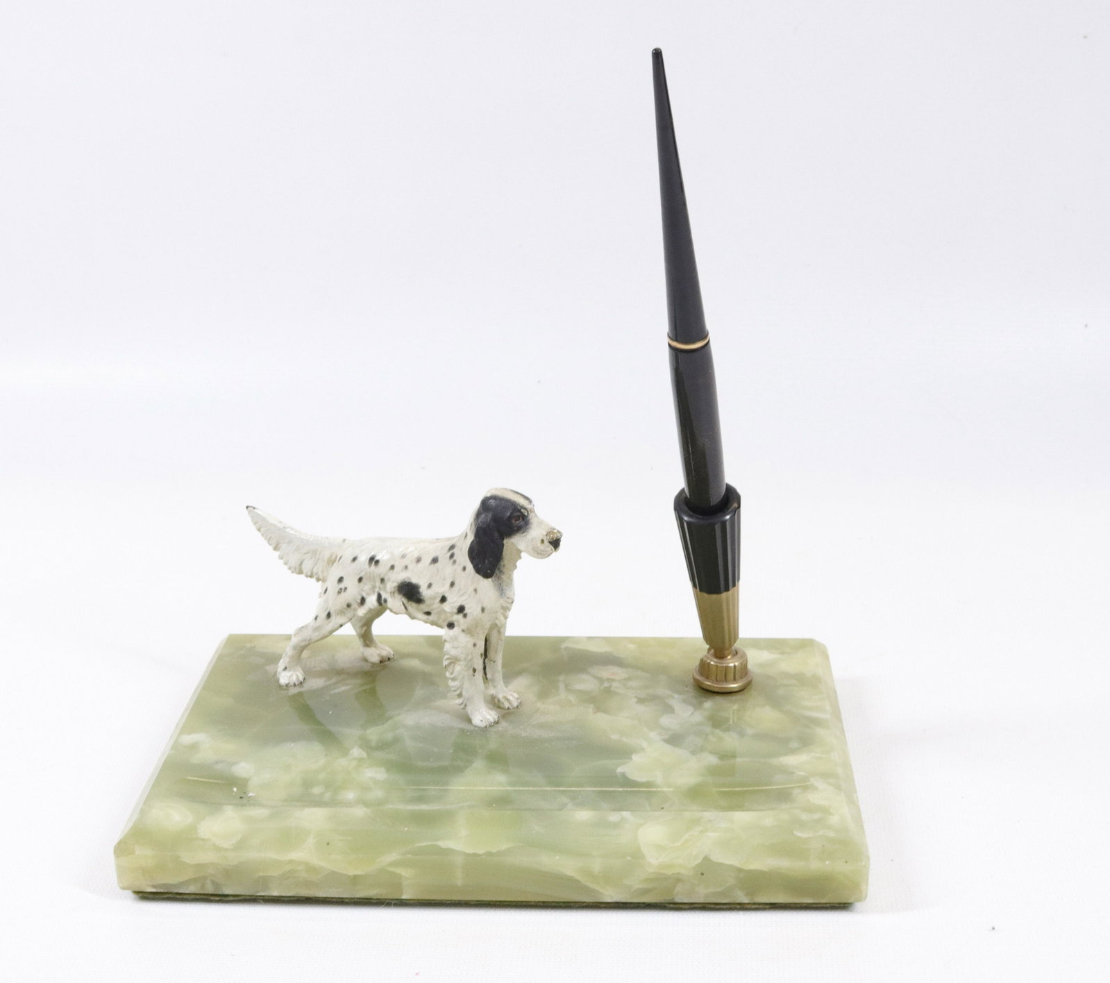 GREEN ONYX PEN HOLDER: PAINTED METAL POINTER ON BASE WITH PARKER VACUMATIC PEN Dimensions 8" X 5"