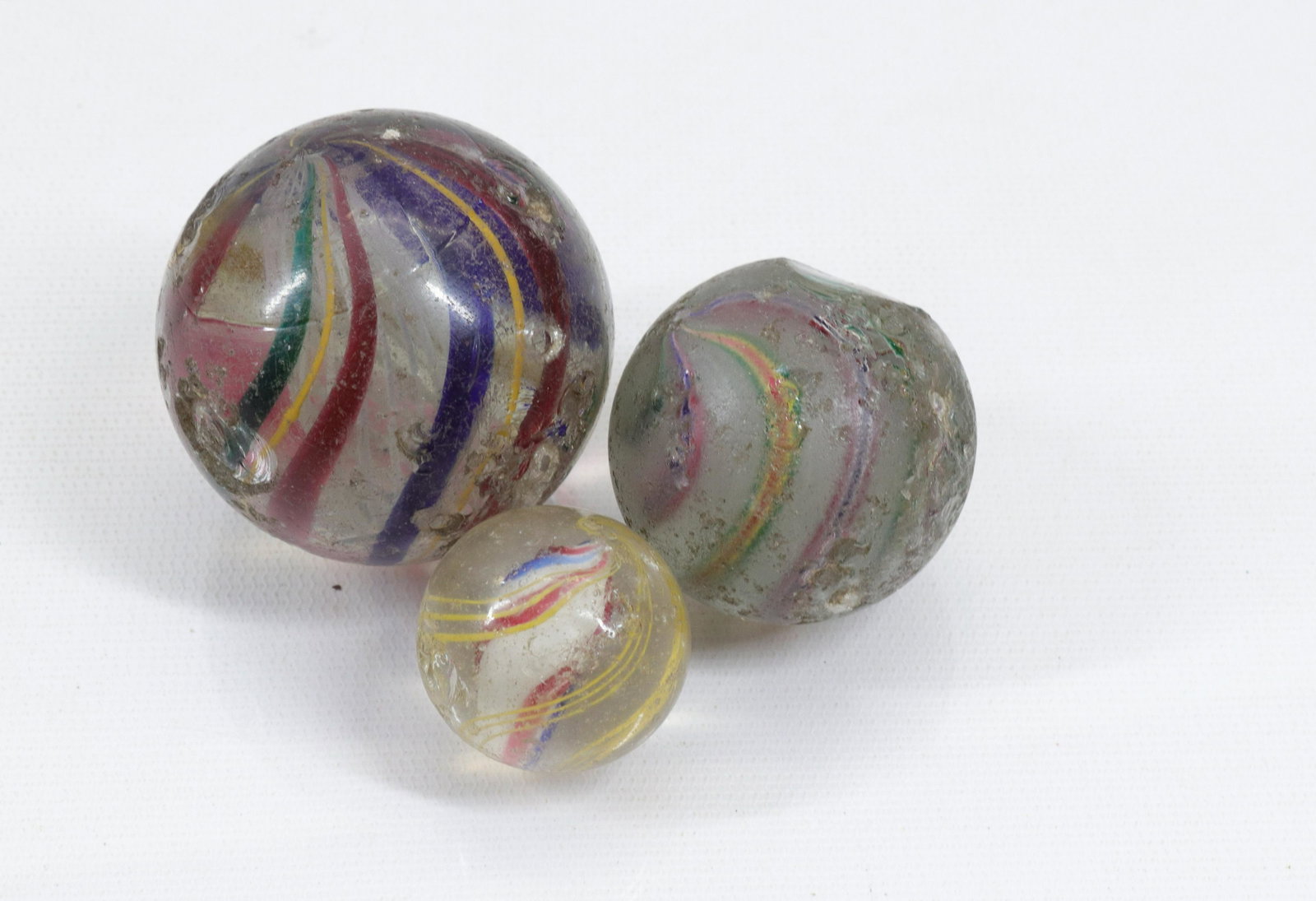 GROUP LOT OF GLASS SWIRL MARBLES: (3) GLASS MARBLES WITH SWIRLS Dimensions 1 1/8" TO 2" D