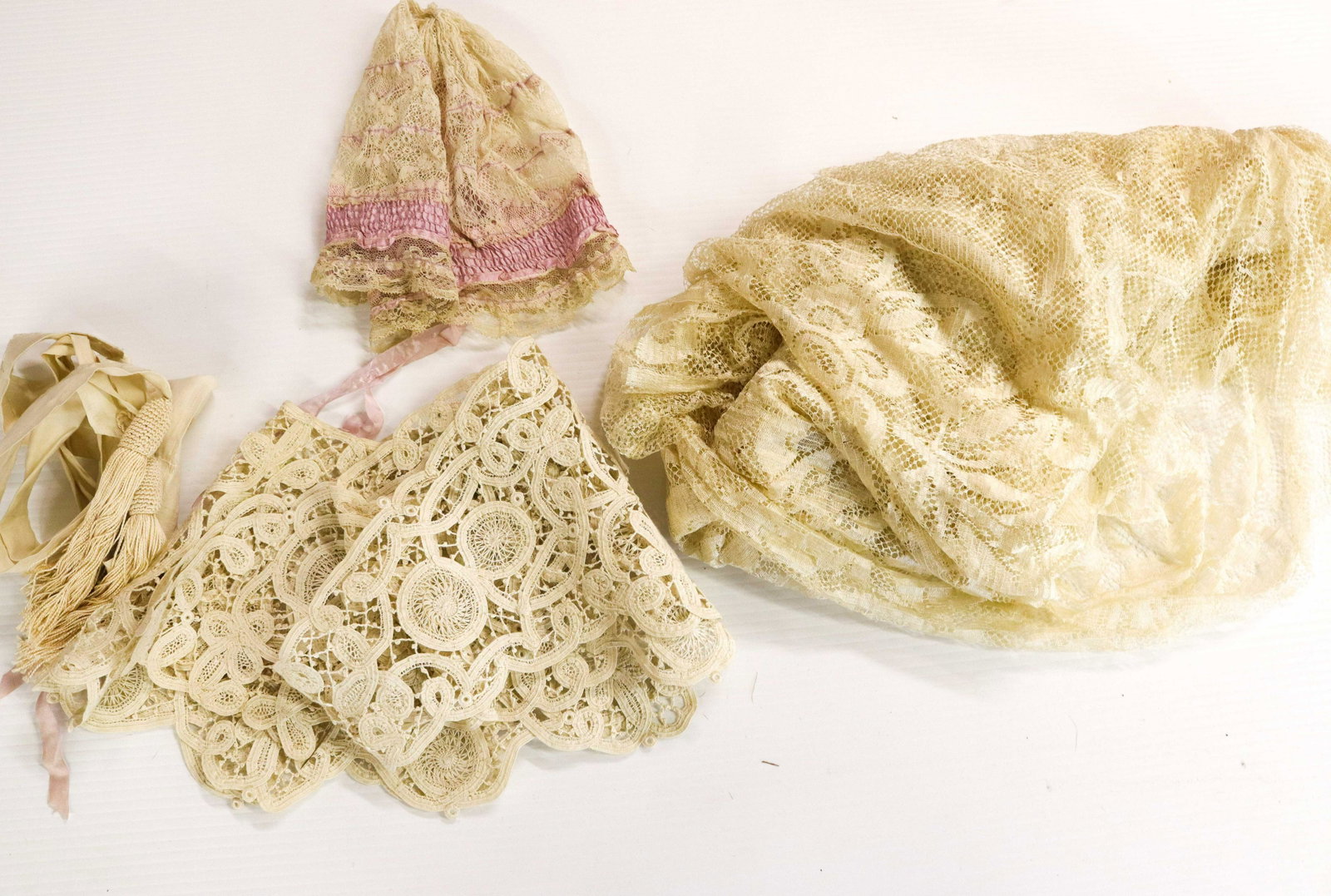 GROUP LOT OF ANTIQUE LACE: GROUP LOT OF ANTIQUE LACE