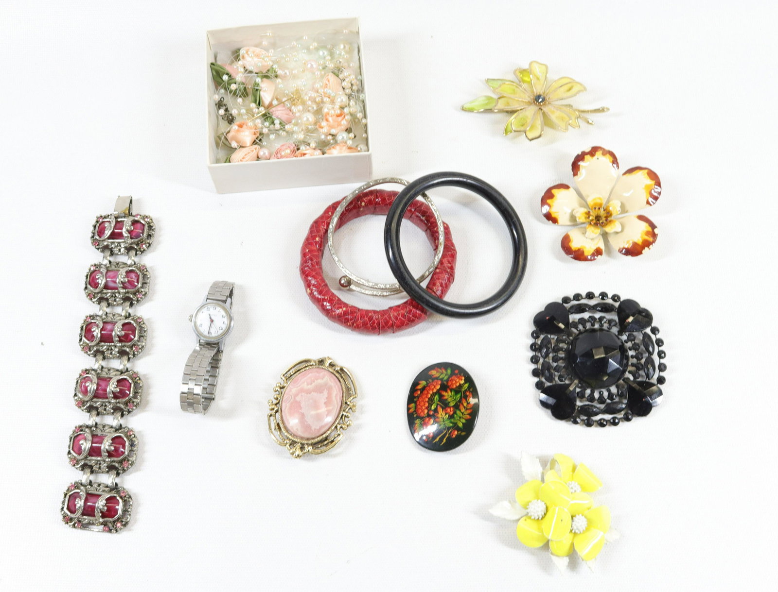 GROUP LOT OF VINTAGE JEWELRY: INCLUDING: BRACELETS, PINS, TIMEX WRISTWATCH AND MORE