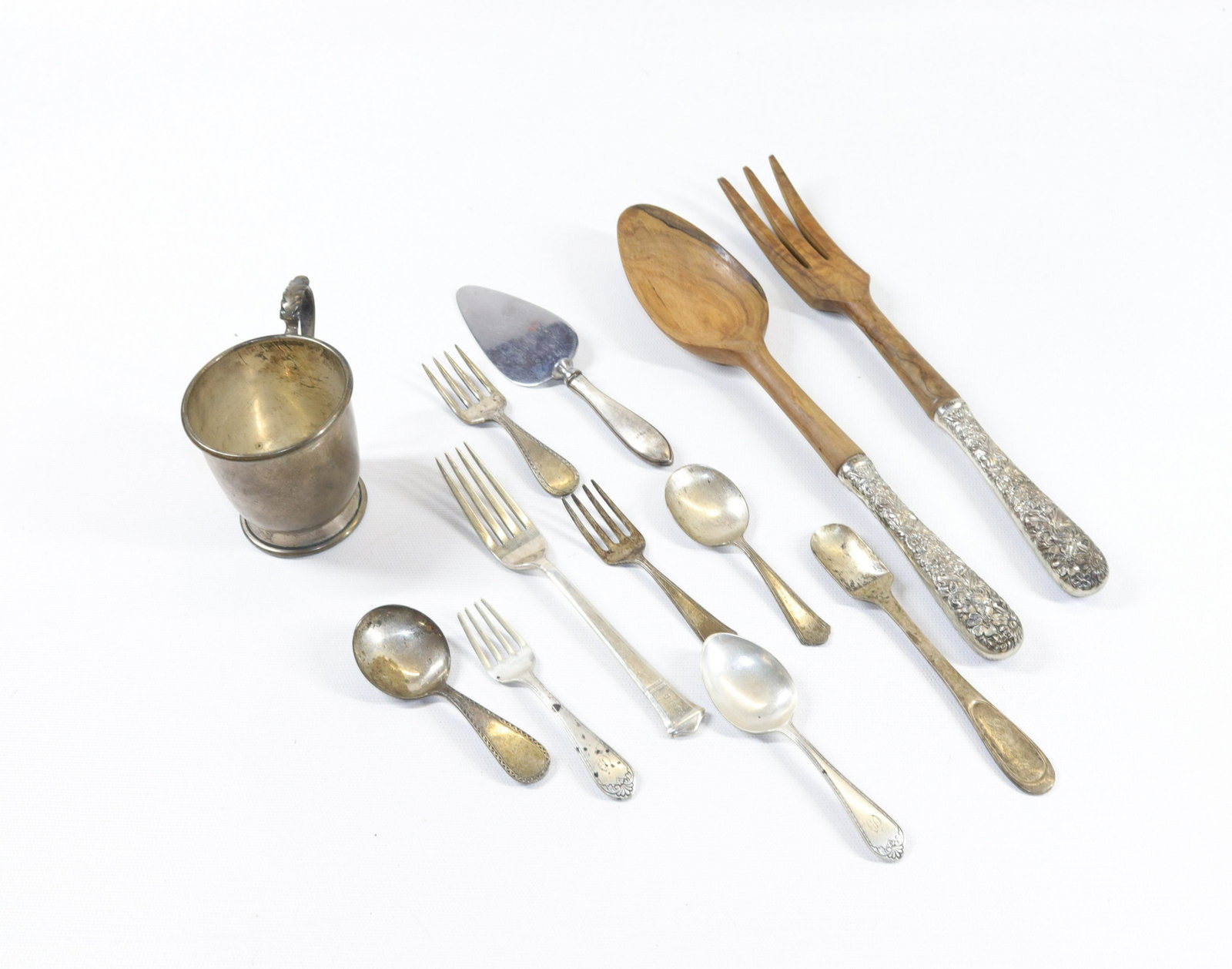 GROUP LOT OF STERLING SILVER: INCLUDING: CHILD'S MUG, CHILDREN'S FORKS/SPOONS, STERLING END SALAD TONGS AND MORE. 7.90 OZT