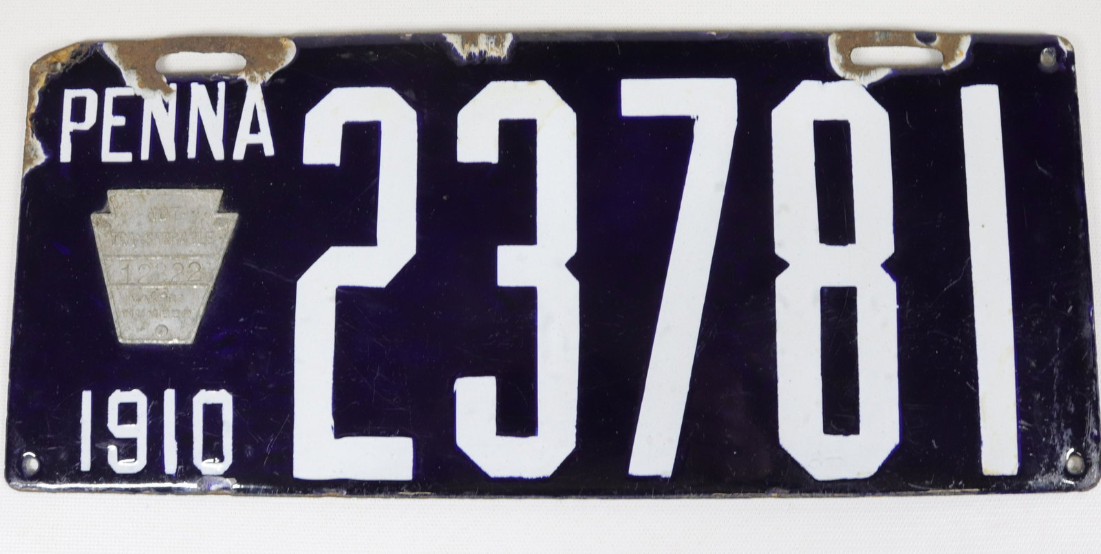 1910 PENNSYLVANIA PORCELAIN LICENSE PLATE: #2378, INGRAM-RICHARDSON MFG. CO BEAVER FALLS, PENNA - WITH KEYSTONE BADGE #12322 6" X 14"