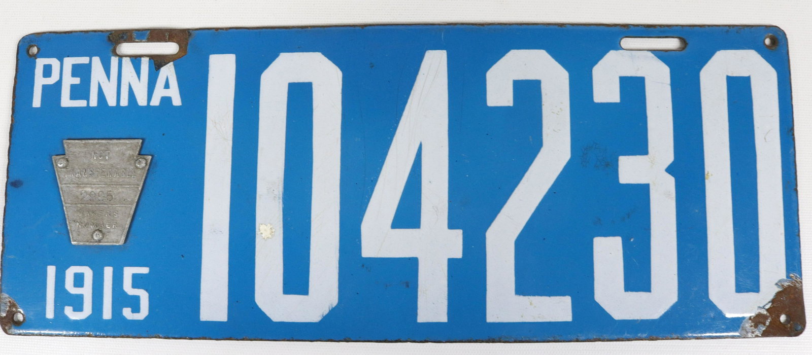 1915 PENNSYLVANIA PORCELAIN LICENSE PLATE: #104230, BRILLIANT MFG. CO. PHILADELPHIA, PA - KEYSTONE BADGE #29995 6" X 15"