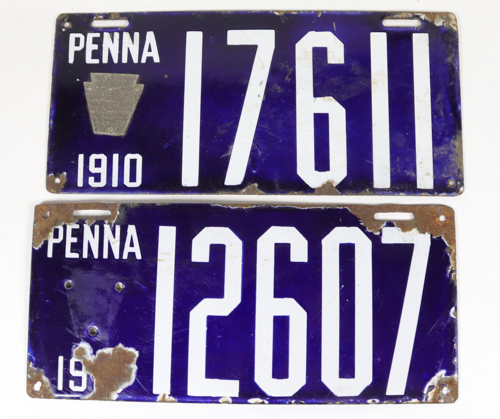 PR. OF 1910 PENNSYLVANIA PORCELAIN LICENSE PLATES: #17611 & 12607 -KEYSTONE BADGE #2277 - INGRAM-RICHARDSON MFG. CO. 6" X 13"