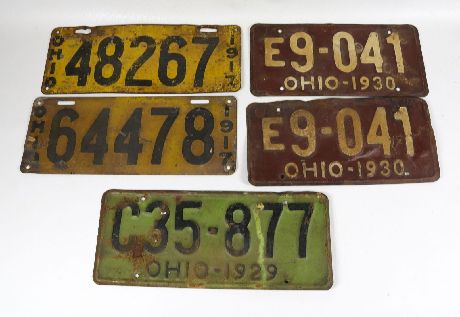 OHIO LICENSE PLATE GROUP: (2) 1917 PAINTED STEEL, 1929 PRESSED STEEL AND 1930 PRESSED STEEL MATCHING PAIR 12" TO 14" LENGTH