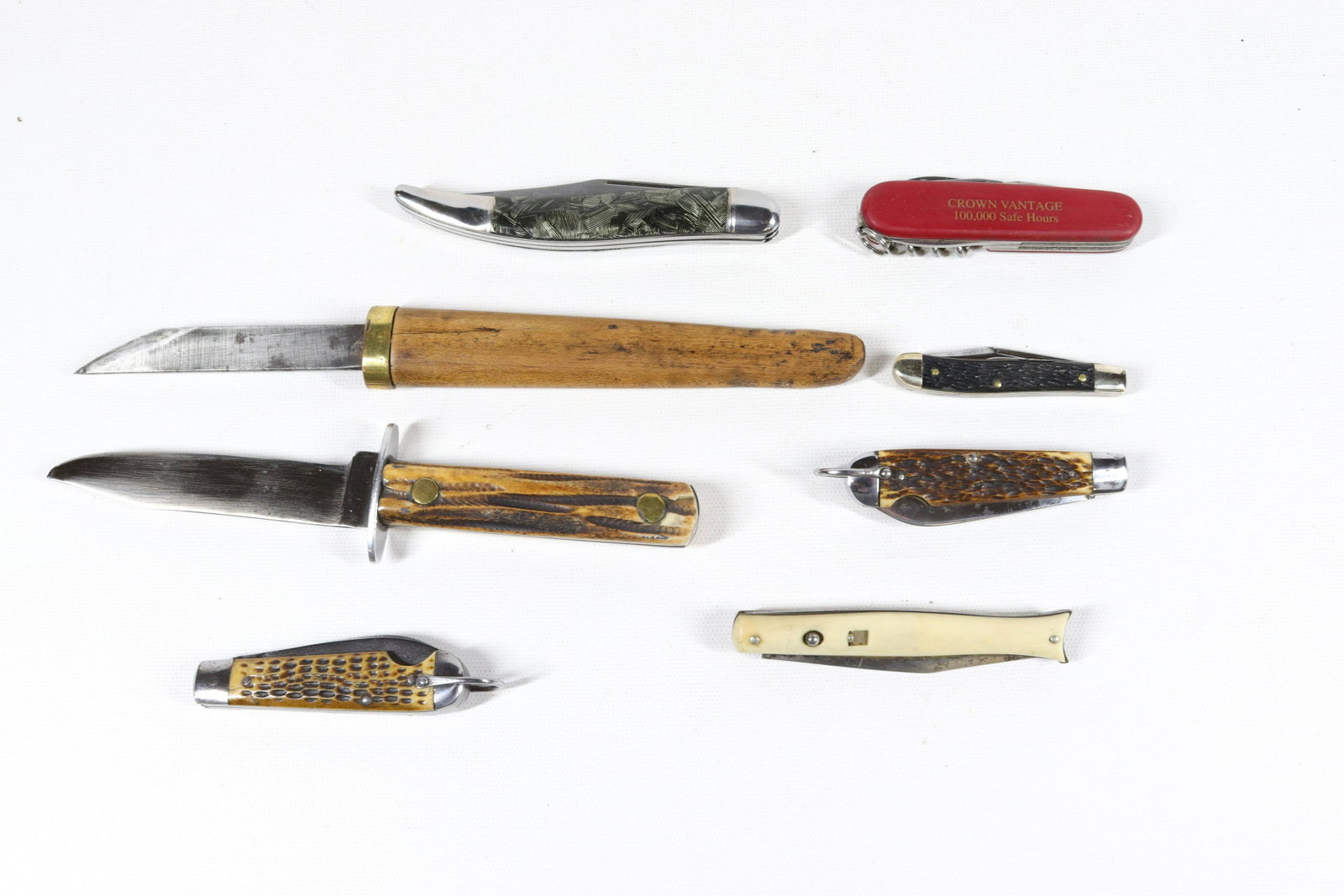 LOT OF KNIVES: (8) INCLUDING - JAPANESE MARKING KNIFE, CAMILLUS, NY POCKET KNIFE, AND OTHERS