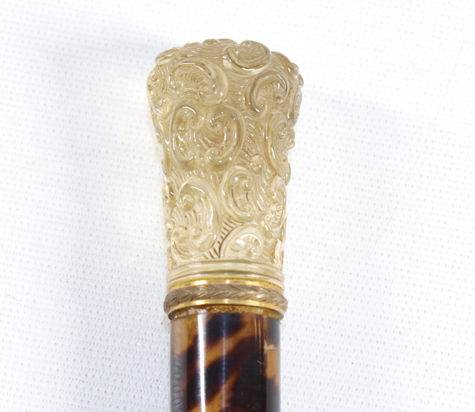SUPERB FRENCH DRESS CANE: PRECIOUS STONE KNOB ON A TORTOISESHELL VENEER SHAFT WITH SLIM VERMEIL COLLAR WITH DELICATE HAND CHASED TRAILING LAUREL LEAF. CANE HAS A NAPOLEONIC BRILLIANCE Size: 36 1/4"