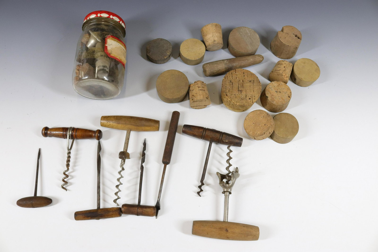 CORKSCREW AND STOPPER LOT: (4) CORKSCREWS, (4) HAND AUGERS - NATURAL CORK STOPPERS AND LAB STOPPERS 4" TO 5 1/2"