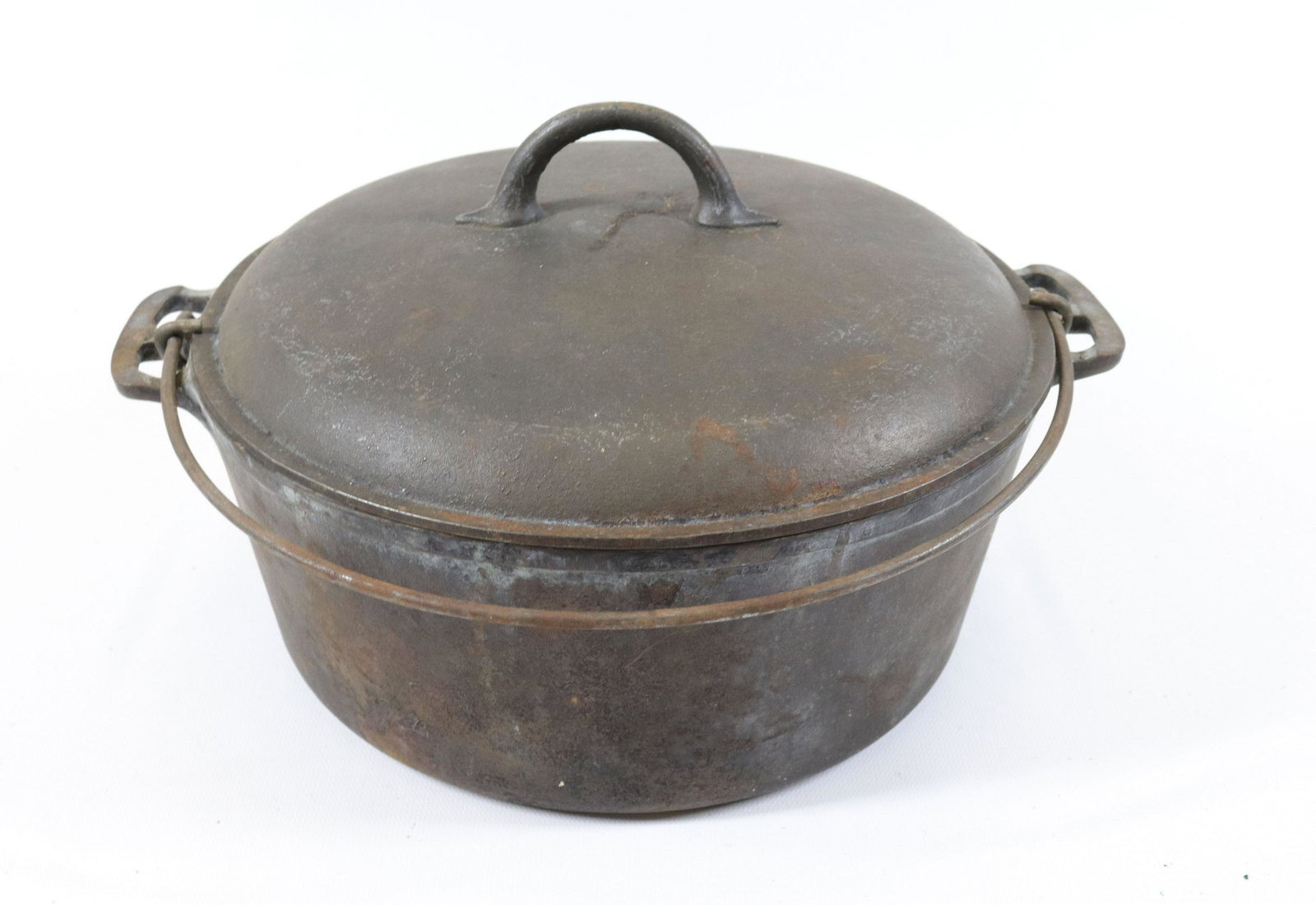 CAST IRON DUTCH OVEN BY FAVORITE PIQUA WARE: MRKD. ON BOTTOM #8 10" D