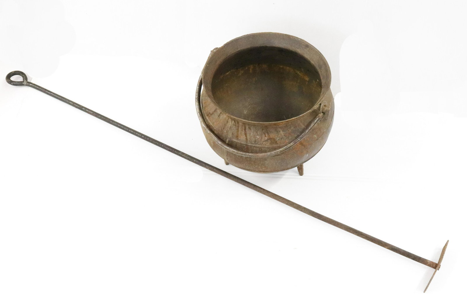 CAST IRON KETTLE WITH CHIMNEY SCRAPE: BAIL HANDLE WITH TRIPOD FEET KETTLE 10 3/4" X 11"