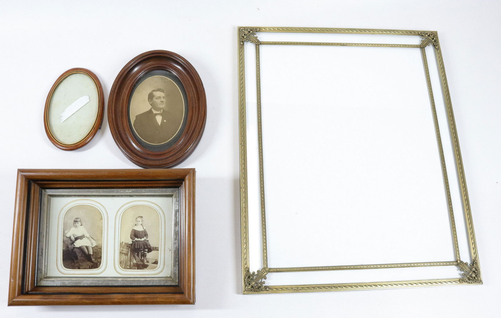 GROUP LOT OF VINTAGE PICTURE FRAMES (1 of 1)