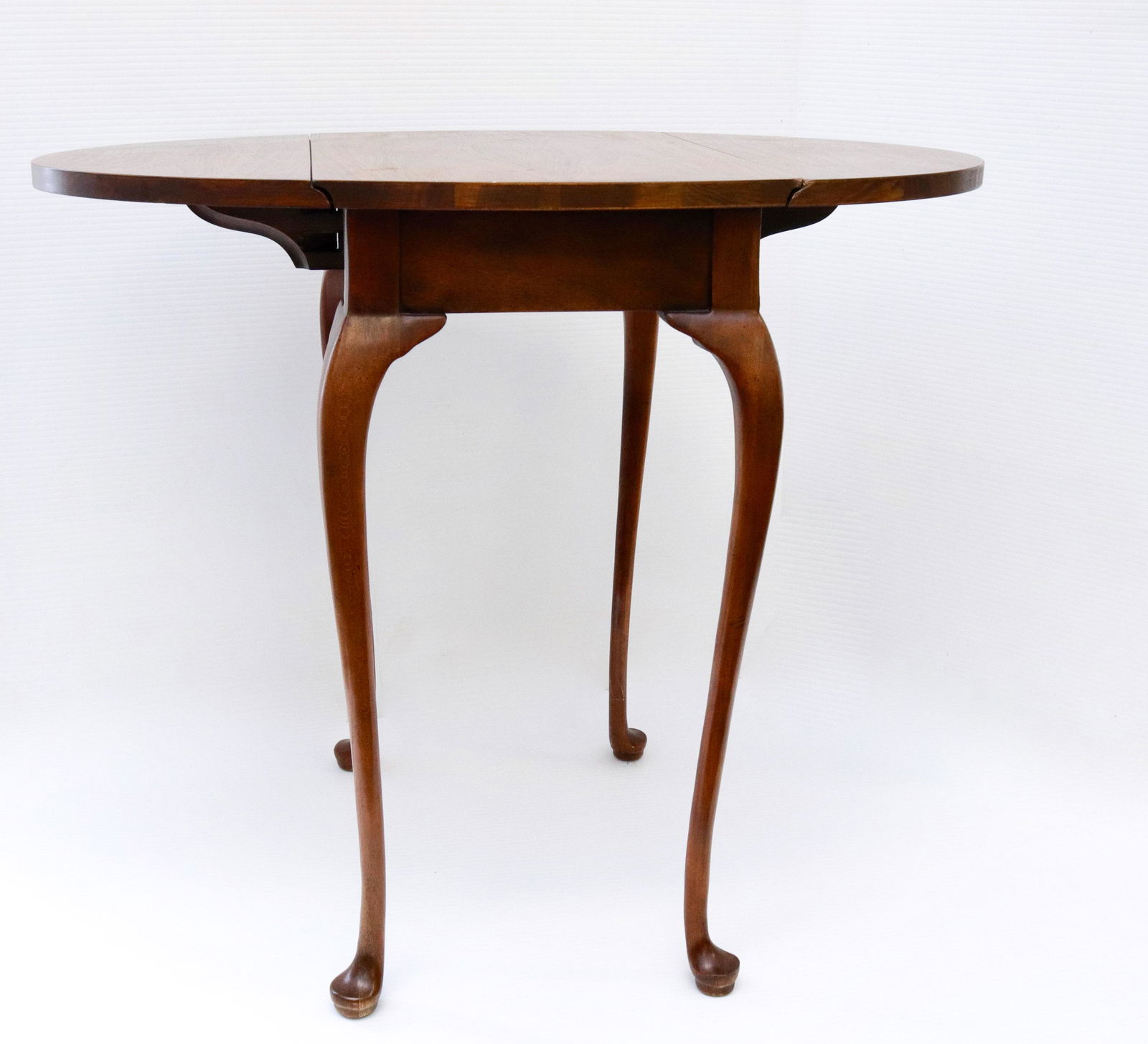 Baker mahogany side table: Description: Queen anne style oval table with drop leafs Condtion: Good overall condition Size: 22" X 17" X 26" Consignor: JS Terms: This is an On-Site Online Only Auction. Preview Will Be (2) Da