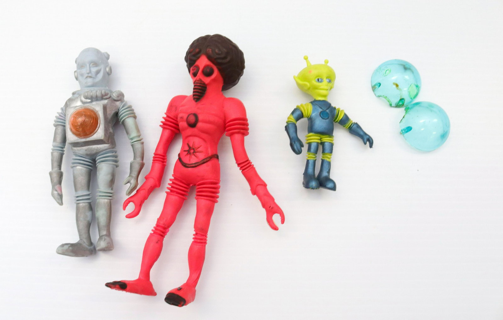Group lot of colorforms aliens: Description: Vintage 1960's (lot of 3) - flexible rubber figures Condtion: Some wear - see photos - helmet does not stay in place Size: 3 3/4" TO 6 3/4" H Consignor: JS Terms: This is an On-Site On