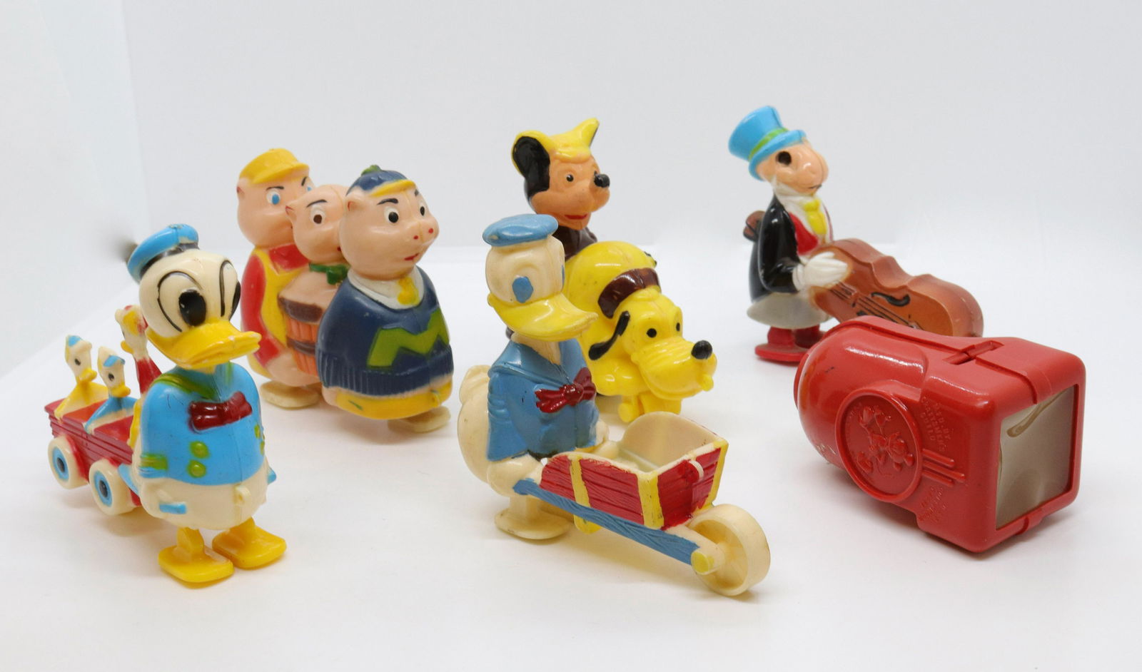 Group lot of plastic walt disney walking toys: Description: (5) walkers and mickey mouse viewer - hong kong Condtion: One missing foot Size: 3 1/4" H Consignor: JS Terms: This is an On-Site Online Only Auction. Preview Will Be (2) Days and you