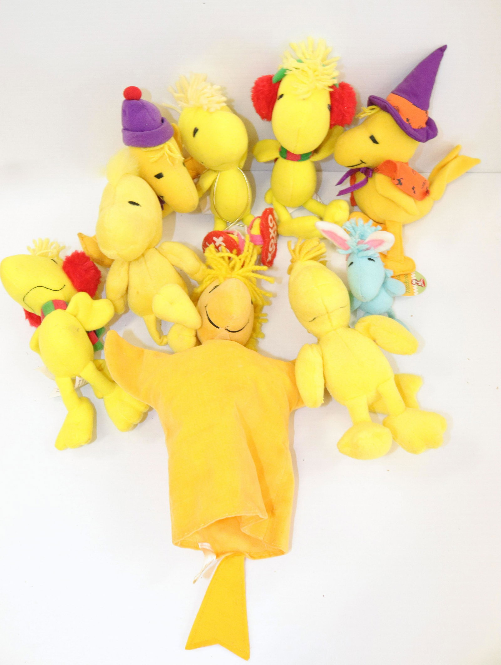 Group lot of vintage woodstock toys: Description: (9) woodstocks including a hand puppet circa 1972 - plush toys Condtion: As found - see photos for description and condition Size: PUPPET 9 1/2" Consignor: JS Terms: This is an On-Site